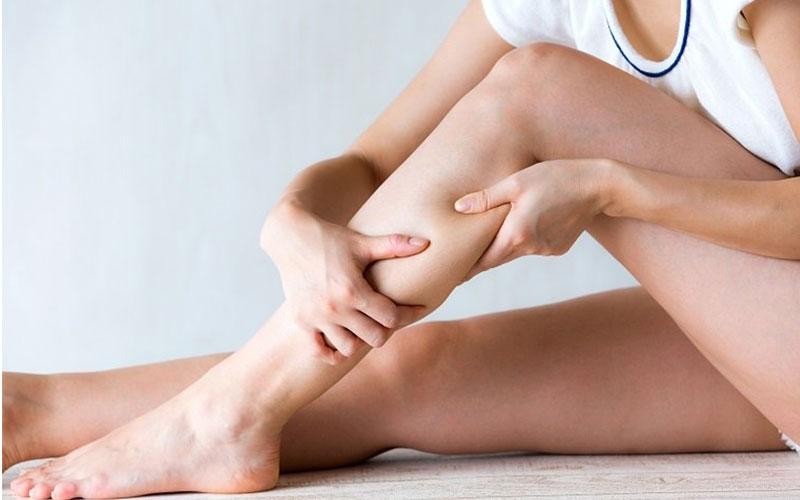 Dokter menjelaskan hasil pemeriksaan kepada pasien